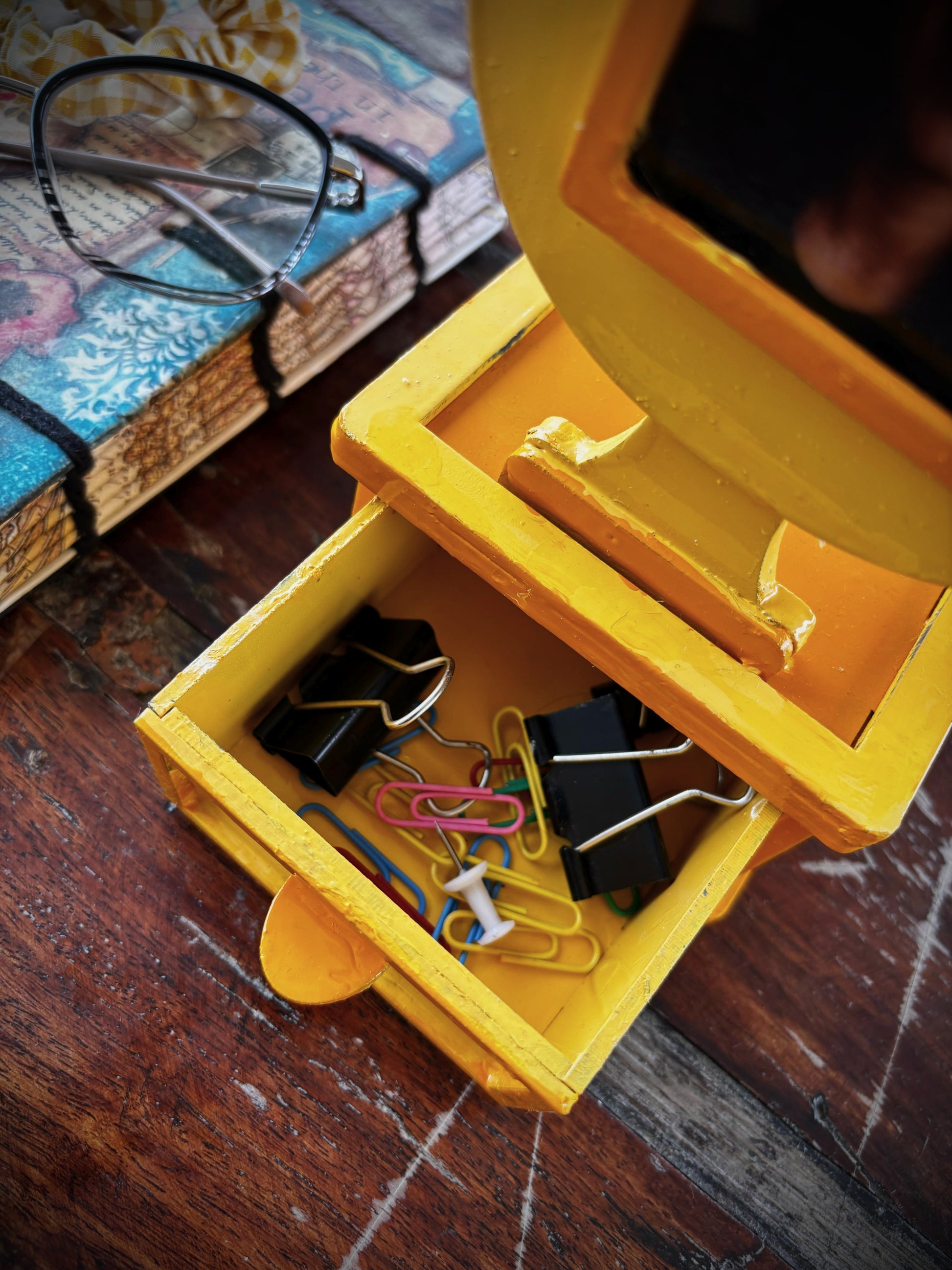 Trophy‑Shaped Pen Stand With Drawer & Photo Frame